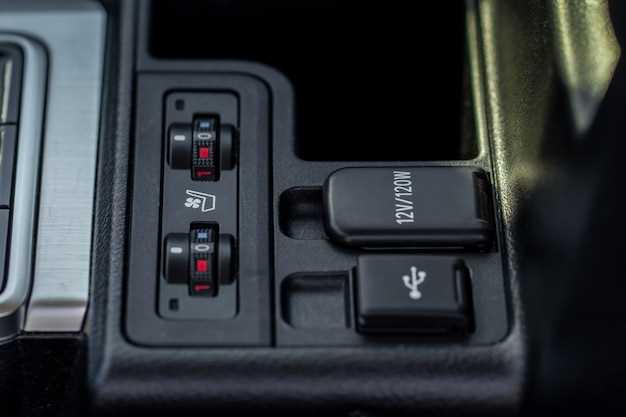 Где найти слот для USB на панели приборов